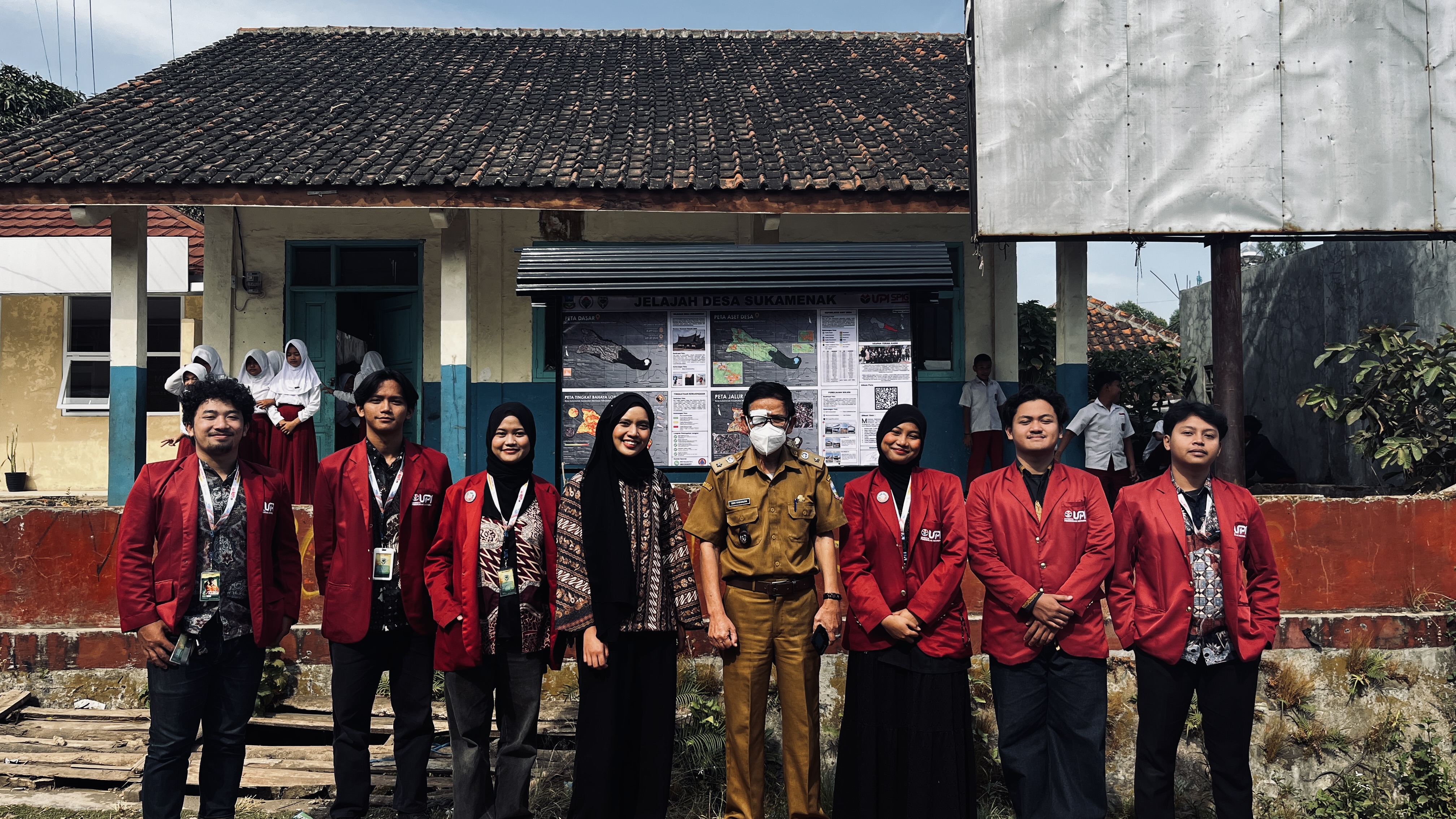 Penyerahan papan informasi