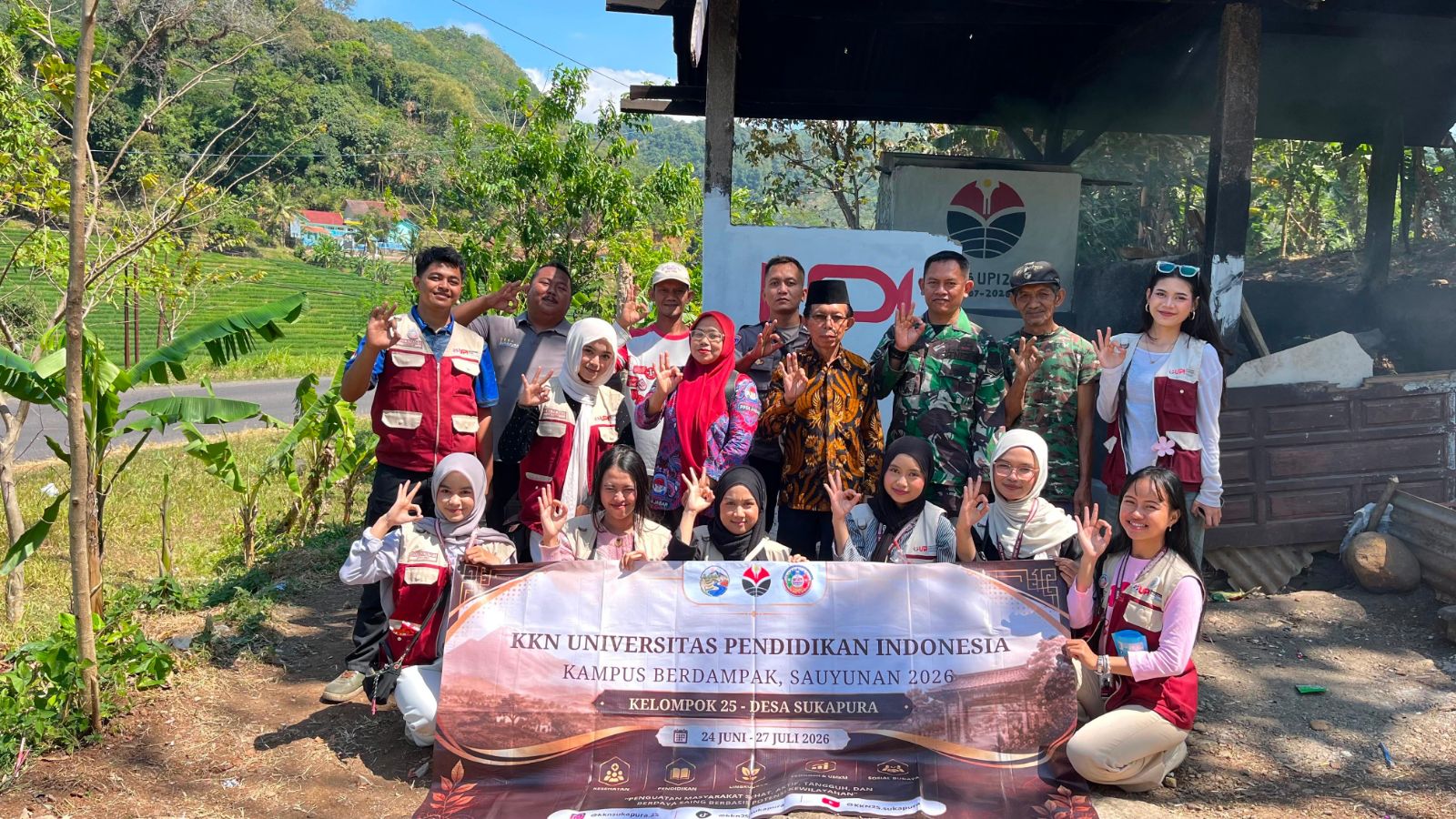 Program lingkungan juga diperkuat melalui penyediaan fasilitas berupa Rocket Stove dan tempat sampah untuk fasilitas umum. Penyediaan sarana tersebut merupakan salah satu bentuk dukungan terhadap upaya pengelolaan sampah yang lebih efektif dan efisien di lingkungan desa. Rocket Stove diharapkan dapat dimanfaatkan sebagai teknologi sederhana yang menghasilkan pembakaran lebih optimal dengan penggunaan bahan bakar yang lebih hemat dan minim asap, sedangkan tempat sampah yang disediakan menjadi sarana pendukung dalam membiasakan masyarakat melakukan pemilahan sampah sejak dari lingkungan sekitar.