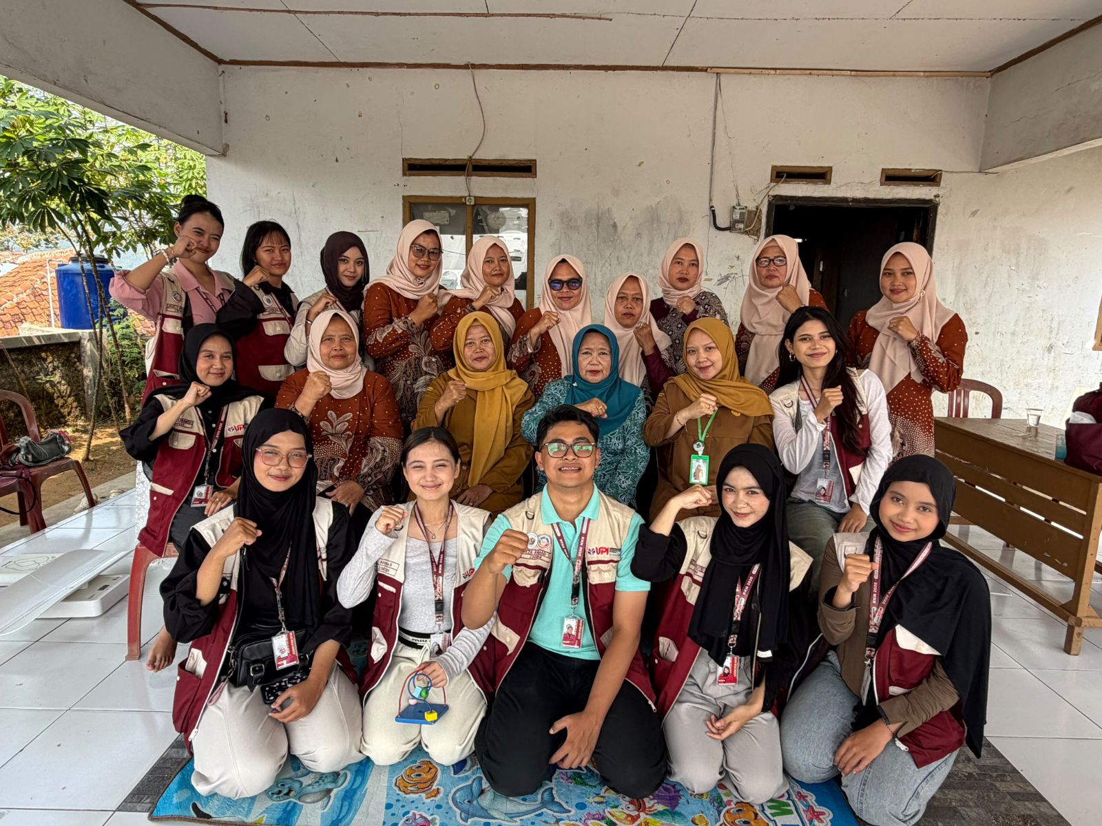 Program kesehatan ini dilaksanakan melalui kolaborasi bersama Puskesmas dalam kegiatan pencegahan stunting. Kegiatan ini tidak hanya memberikan edukasi mengenai penyebab, dampak, dan upaya pencegahan stunting, tetapi juga disertai dengan pembagian buku saku, alat ukur balita, serta makanan tambahan bergizi. Kolaborasi lintas sektor tersebut menunjukkan pentingnya sinergi antara perguruan tinggi, pemerintah desa, dan fasilitas pelayanan kesehatan dalam meningkatkan kualitas kesehatan masyarakat.