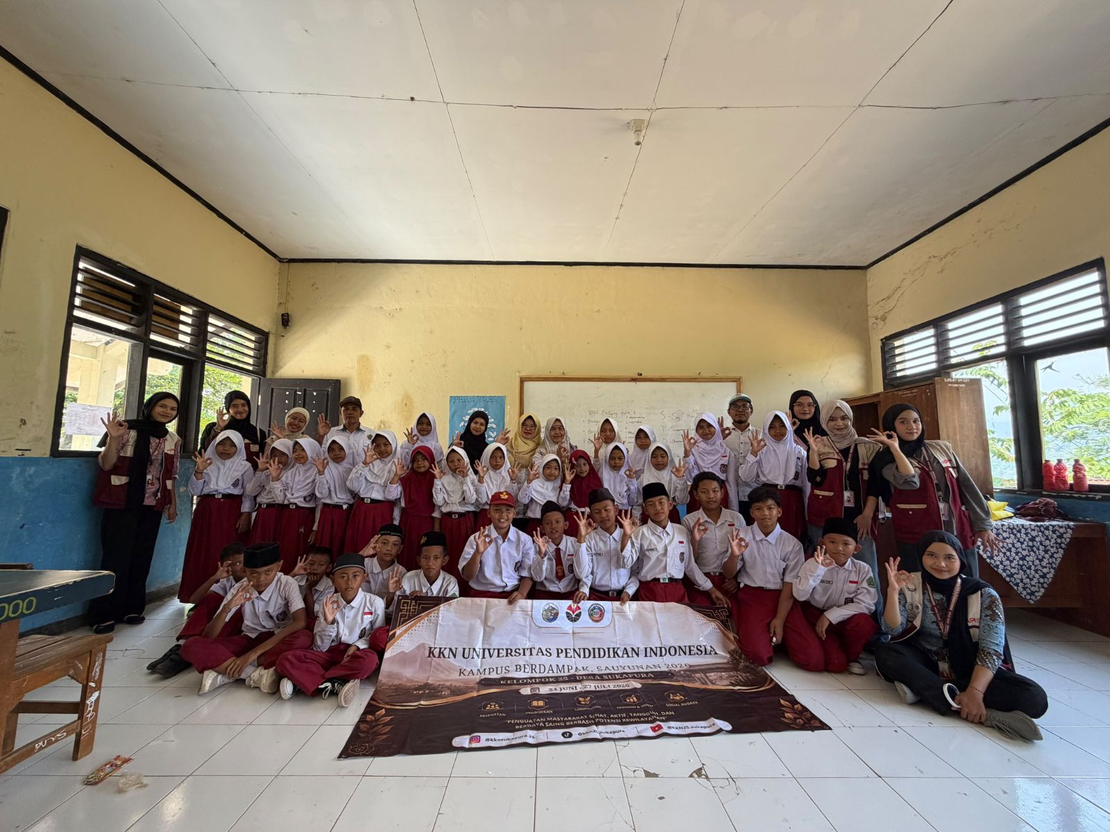 Sosialisasi Stop Bullying yang bertujuan menanamkan pemahaman kepada peserta didik mengenai pentingnya menciptakan lingkungan sekolah yang aman, nyaman, dan saling menghargai. Materi yang disampaikan meliputi pengertian bullying, bentuk-bentuk bullying, dampak yang ditimbulkan bagi korban maupun pelaku, serta langkah-langkah sederhana yang dapat dilakukan untuk mencegah terjadinya perundungan di lingkungan sekolah. Melalui diskusi dan penyampaian materi secara interaktif, peserta diajak untuk memahami pentingnya sikap saling menghormati, empati, dan kepedulian terhadap teman sebaya sebagai bagian dari pembentukan karakter positif.