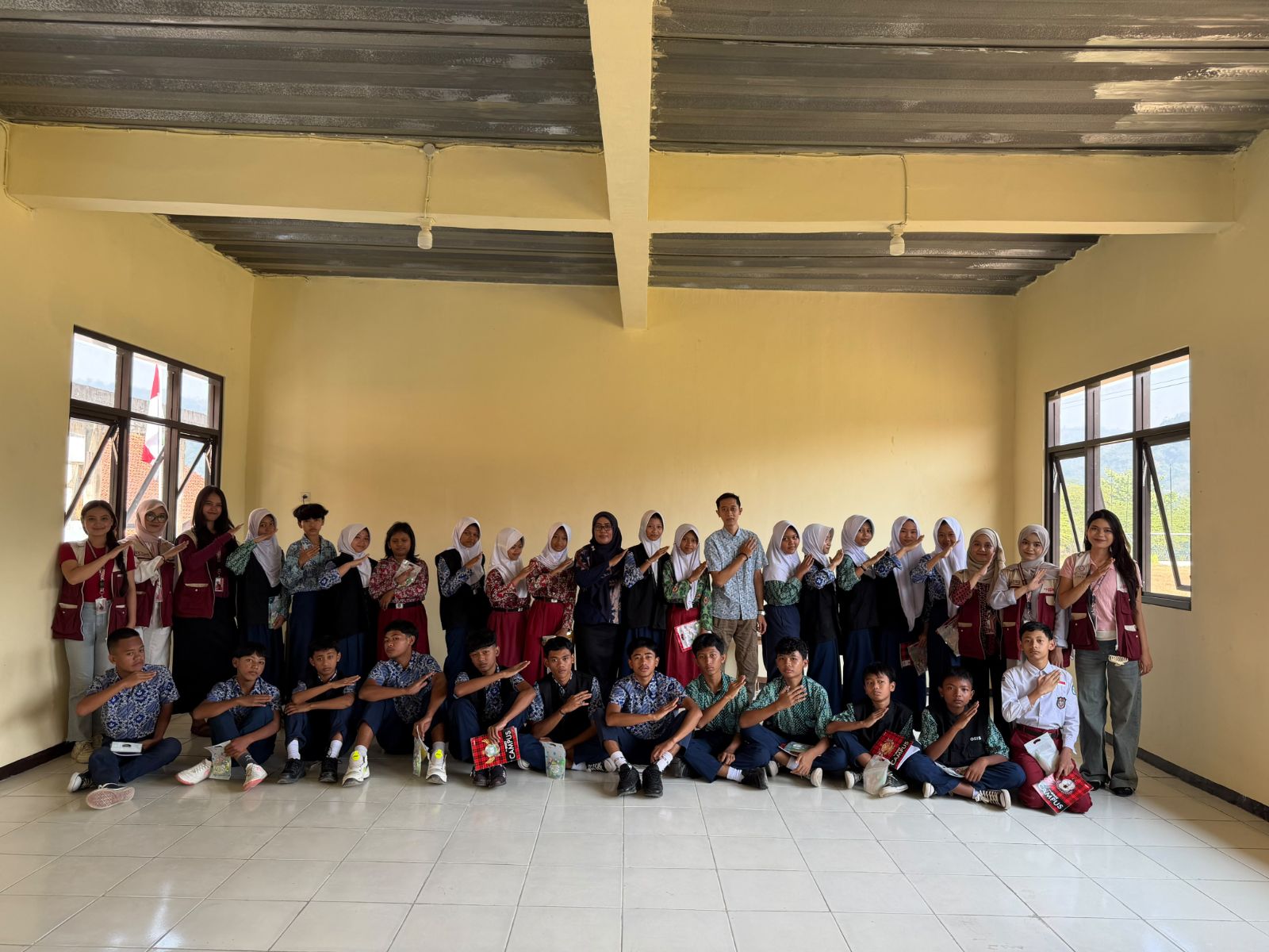 Kegiatan sosialisasi kesehatan reproduksi remaja putri dilaksanakan melalui penyuluhan, pemaparan materi, dan diskusi interaktif yang membahas perubahan pada masa pubertas, pentingnya menjaga kebersihan organ reproduksi, serta pencegahan penyakit menular seksual guna meningkatkan pengetahuan dan kesadaran remaja putri dalam menjaga kesehatan reproduksi sejak dini.