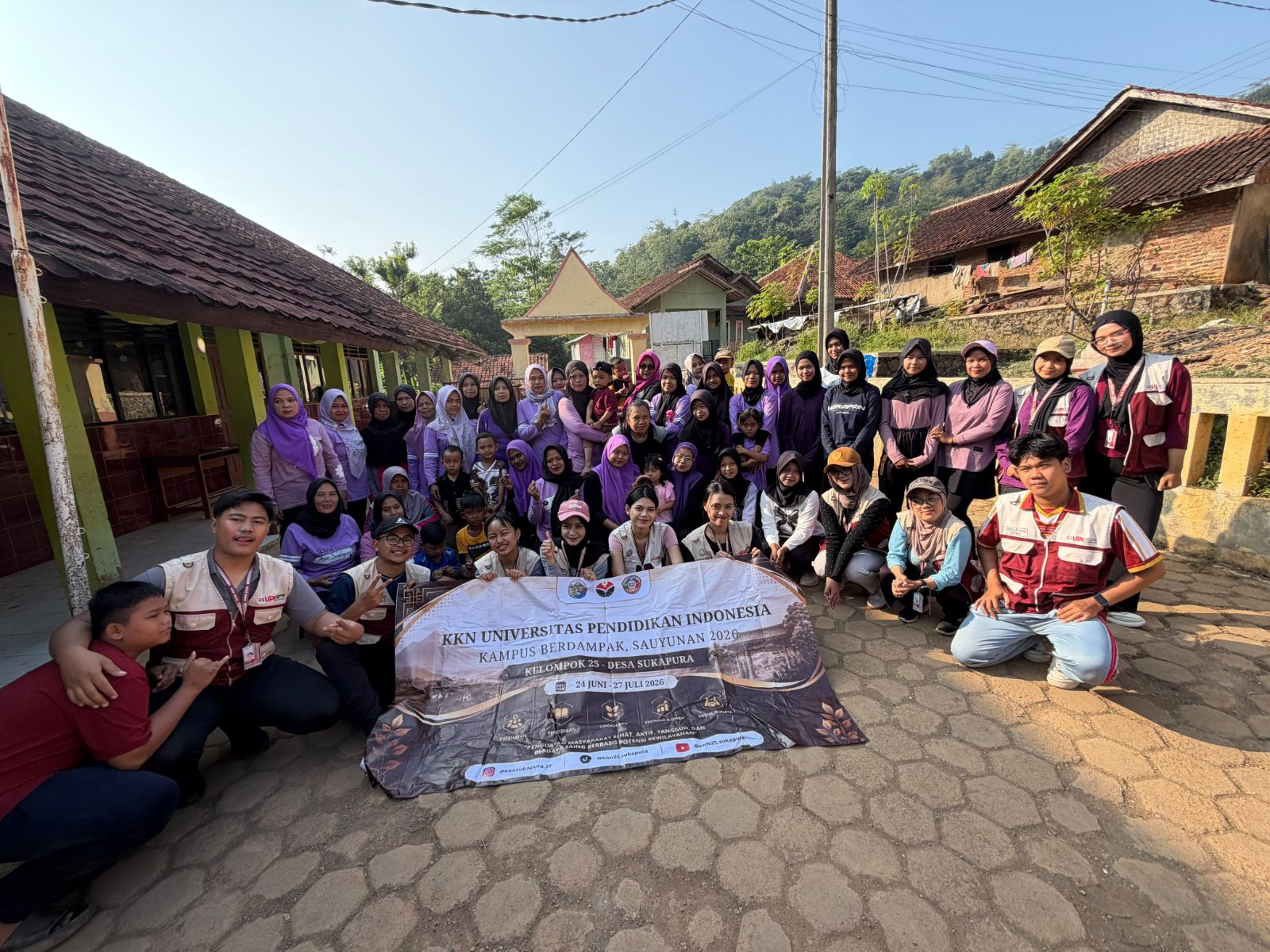 Pada kegiatan senam rutin Dusun Lamuniser kami melakukan sosialisasi pada masyarakat agar dapat mengetahui dan bisa mempraktekkan penanganan pertama pada cedera ringan.