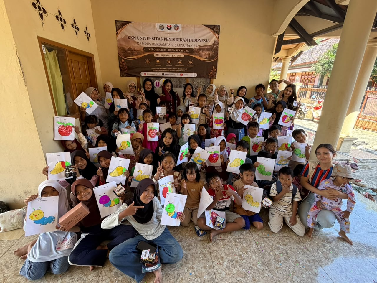 Program English Conversation and Mosaic dilaksanakan sebagai upaya meningkatkan kemampuan dasar bahasa Inggris sekaligus mengembangkan kreativitas anak melalui aktivitas pembelajaran yang interaktif. Peserta dikenalkan pada berbagai kosakata sederhana melalui permainan edukatif, diskusi, serta praktik percakapan singkat yang disesuaikan dengan usia mereka. Selain itu, kegiatan membuat mozaik memberikan ruang bagi peserta untuk melatih kreativitas, ketelitian, serta kemampuan bekerja sama dalam kelompok. Kombinasi antara pembelajaran bahasa dan aktivitas kreatif membuat suasana belajar menjadi lebih menyenangkan sehingga peserta menunjukkan antusiasme yang tinggi selama kegiatan berlangsung.