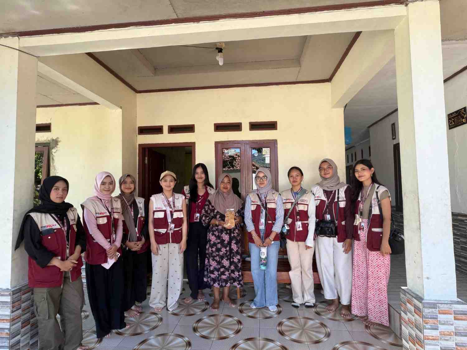 program BrandRise UMKM, Go Digital dan pendampingan UMKM berhasil memberikan pengetahuan kepada pelaku usaha mengenai pentingnya identitas merek, desain logo, pengemasan produk, serta pemanfaatan media digital sebagai sarana pemasaran. Pendampingan dilakukan secara langsung sesuai dengan kebutuhan masing-masing pelaku usaha sehingga beberapa UMKM memperoleh bantuan dalam penyusunan logo, branding, hingga pembuatan media sosial usaha. Program ini menjadi langkah awal dalam meningkatkan daya saing UMKM lokal agar mampu beradaptasi dengan perkembangan teknologi dan pemasaran digital.