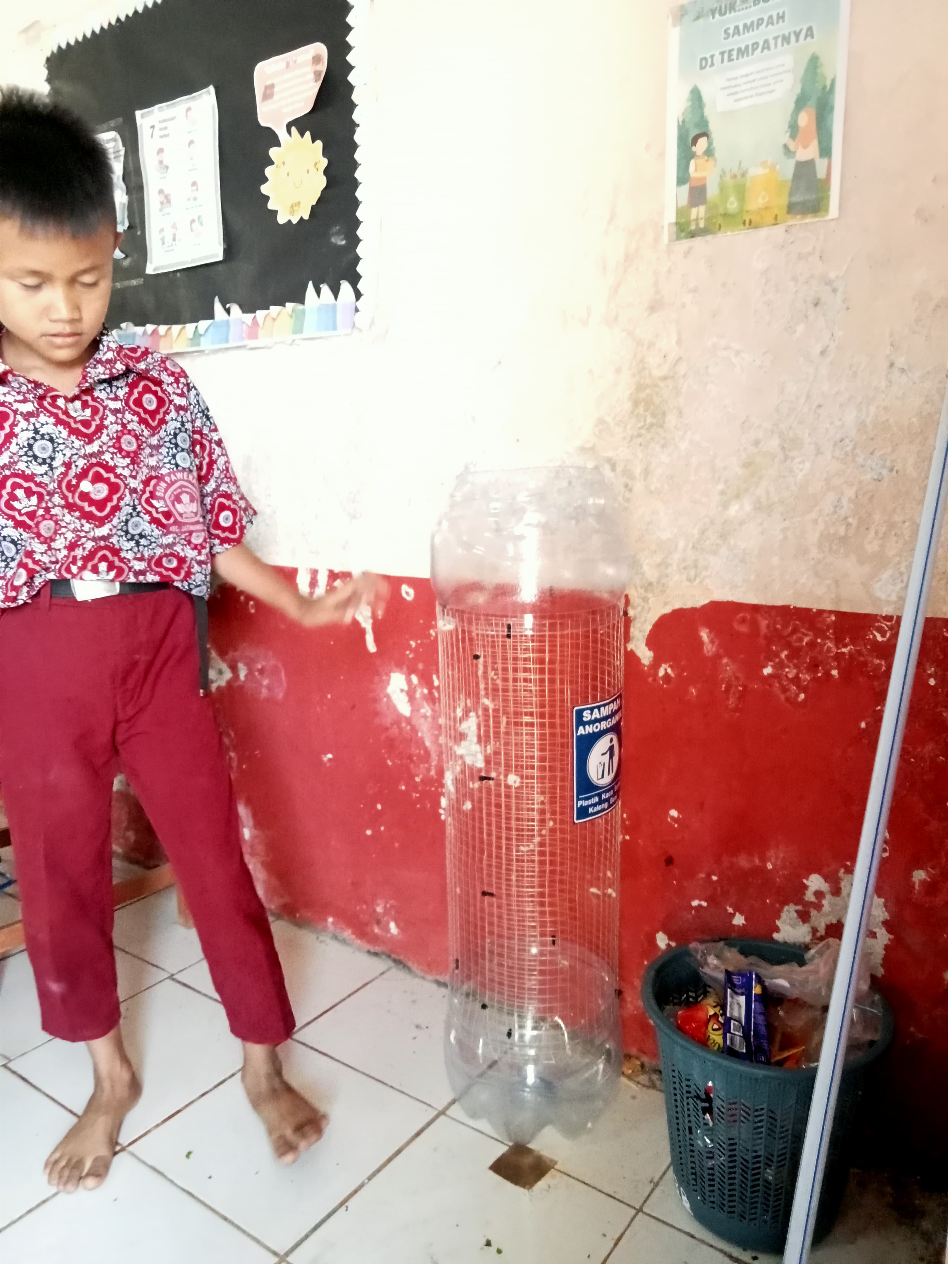 Kegiatan Pembuatan Tempat Sampah Botol Plastik