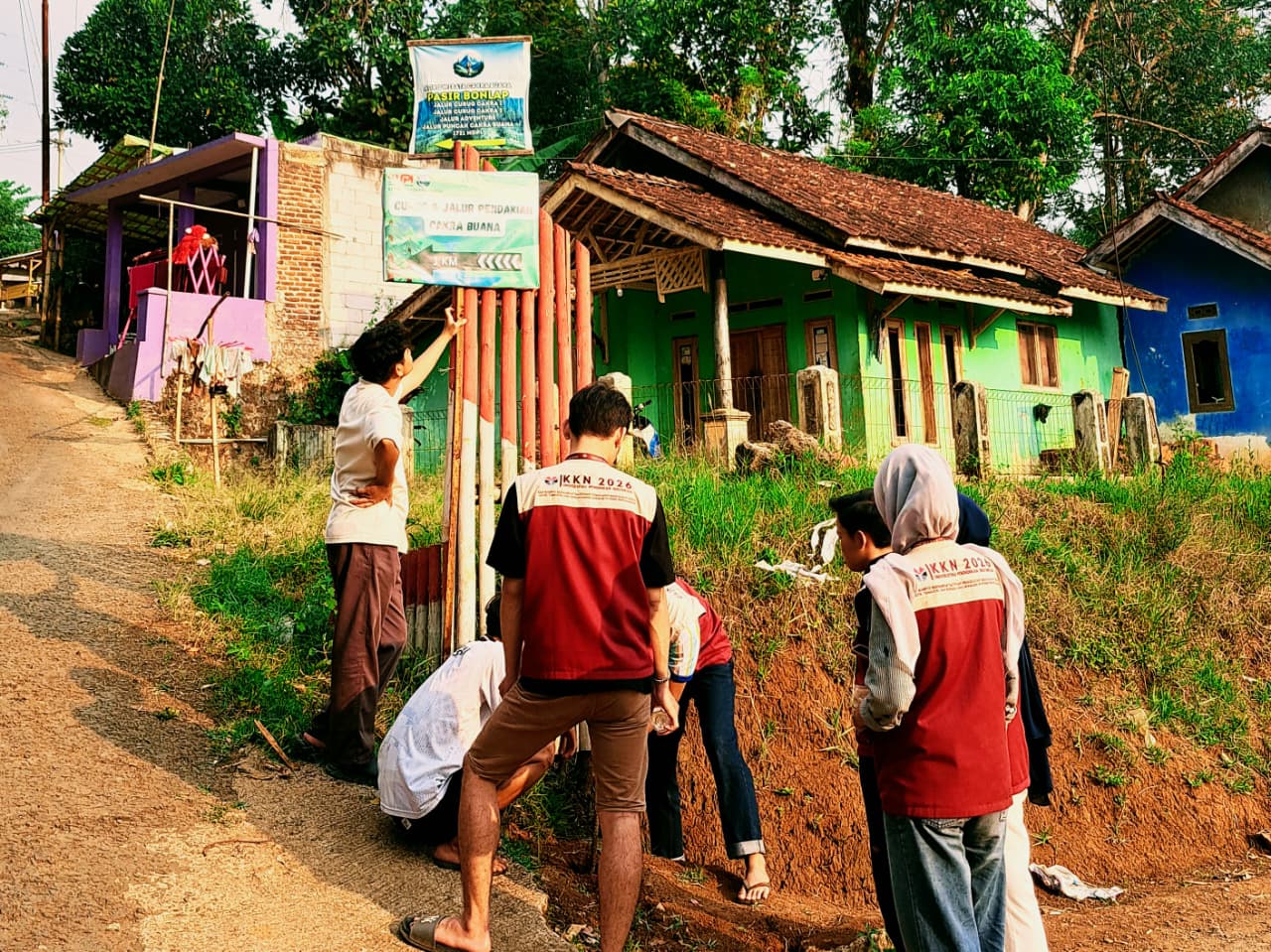Pemasangan Plang Petunjuk Arah menuju Basecamp Destinasi Wisata Curug Cakrabuana dan Gunung Cakrabuana oleh Mahasiswa KKN 30 Desa Cilengkrang Kec. Wado