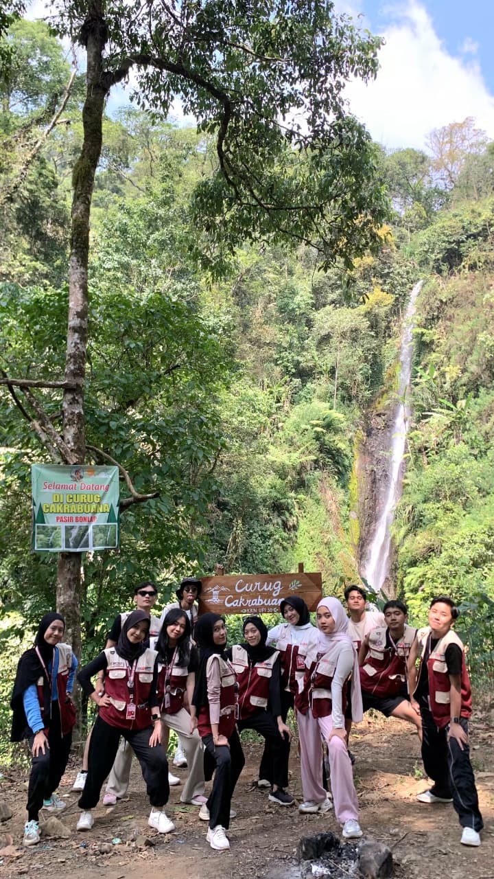 Pemasangan Spot Foto Destinasi Wisata Curug Cakrabuana oleh Mahasiswa KKN 30 Desa Cilengkrang Kec. Wado