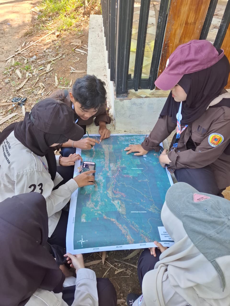 Melaksanakan validasi lapangan untuk memastikan kesesuaian hasil penegasan batas wilayah RT/RW dengan kondisi di lapangan.