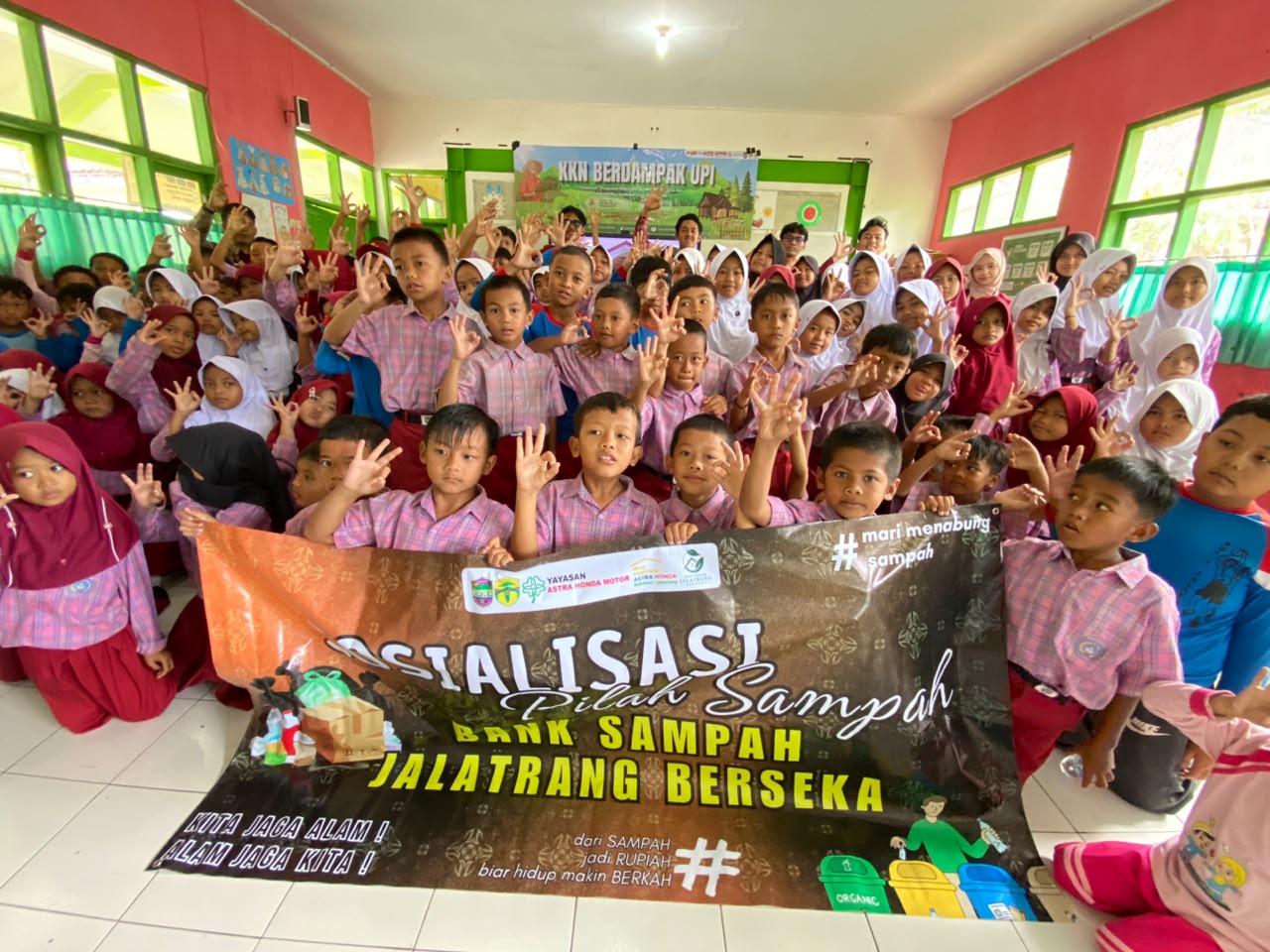 Dokumentasi dari Kegiatan Sosialisasi Program Bank Sampah Berseka yang diadakan di SDN 02 Jalatrang sebagai bentuk permulaan akan peluasan dari program tersebut yang bertujuan untuk meningkatkan kesadaran akan lingkungan lewat generasi muda