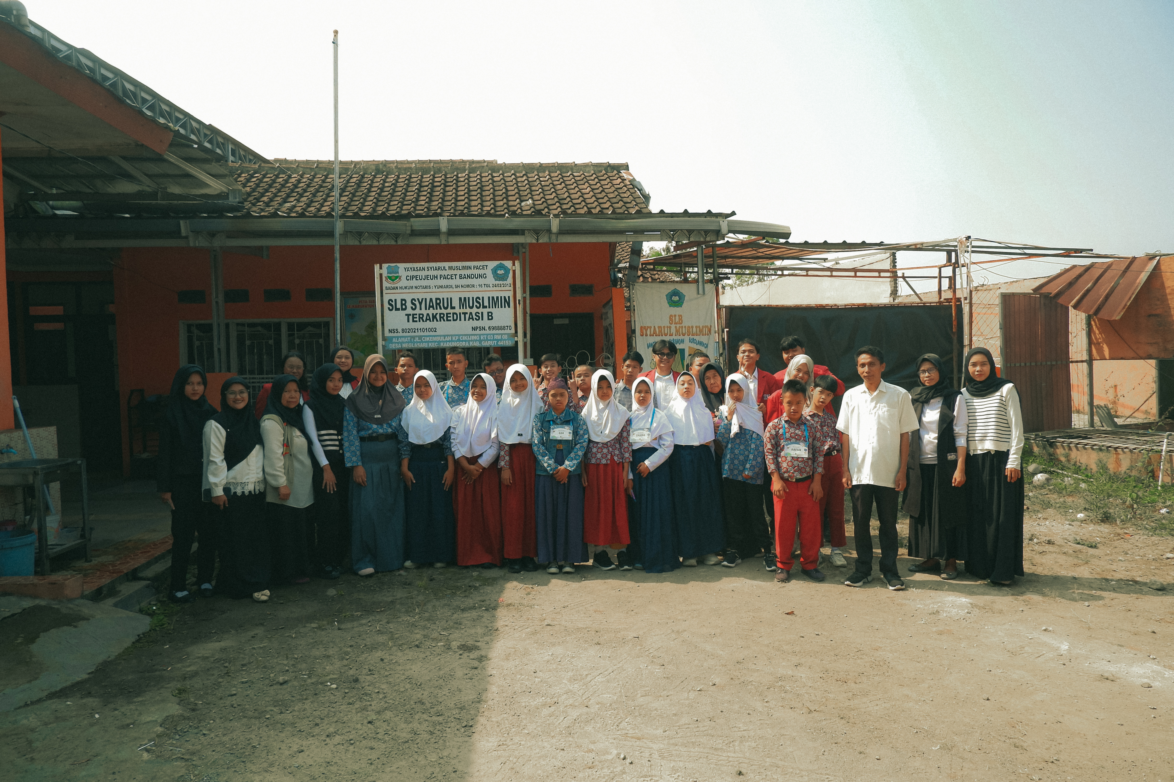 Kunjungan mahasiswa KKN UPI ke SLB Syiarul Muslimin yang terletak di Desa Neglasari