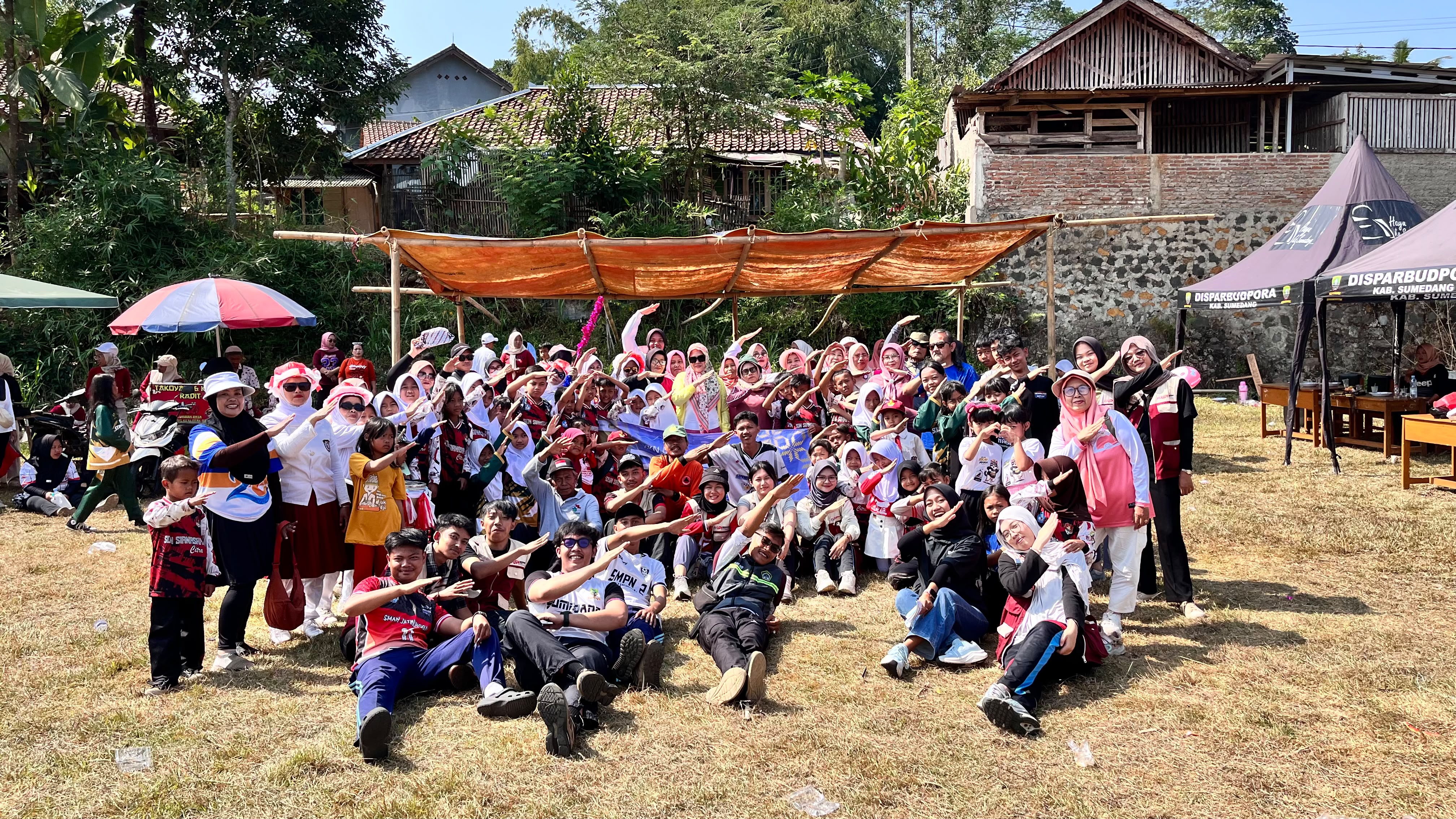 Langkah demi langkah, kami melangkah bersama membangun semangat hidup sehat dan mempererat kebersamaan. Melalui kegiatan gerak jalan sehat, kami percaya bahwa perubahan besar selalu dimulai dari langkah-langkah sederhana yang dilakukan bersama.
Terima kasih kepada seluruh masyarakat Desa Jatinunggal, perangkat desa, panitia, dan semua pihak yang telah berpartisipasi serta menyukseskan kegiatan ini. Semoga semangat kebersamaan dan kepedulian terhadap kesehatan terus tumbuh dan menjadi budaya di tengah masyarakat.
Sehat masyarakatnya, kuat kebersamaannya, maju desanya. 💚
#GELORADesaJatinunggal #GerakJalanSehat #KKN #DesaJatinunggal #HidupSehat #BersamaMembangunDesa