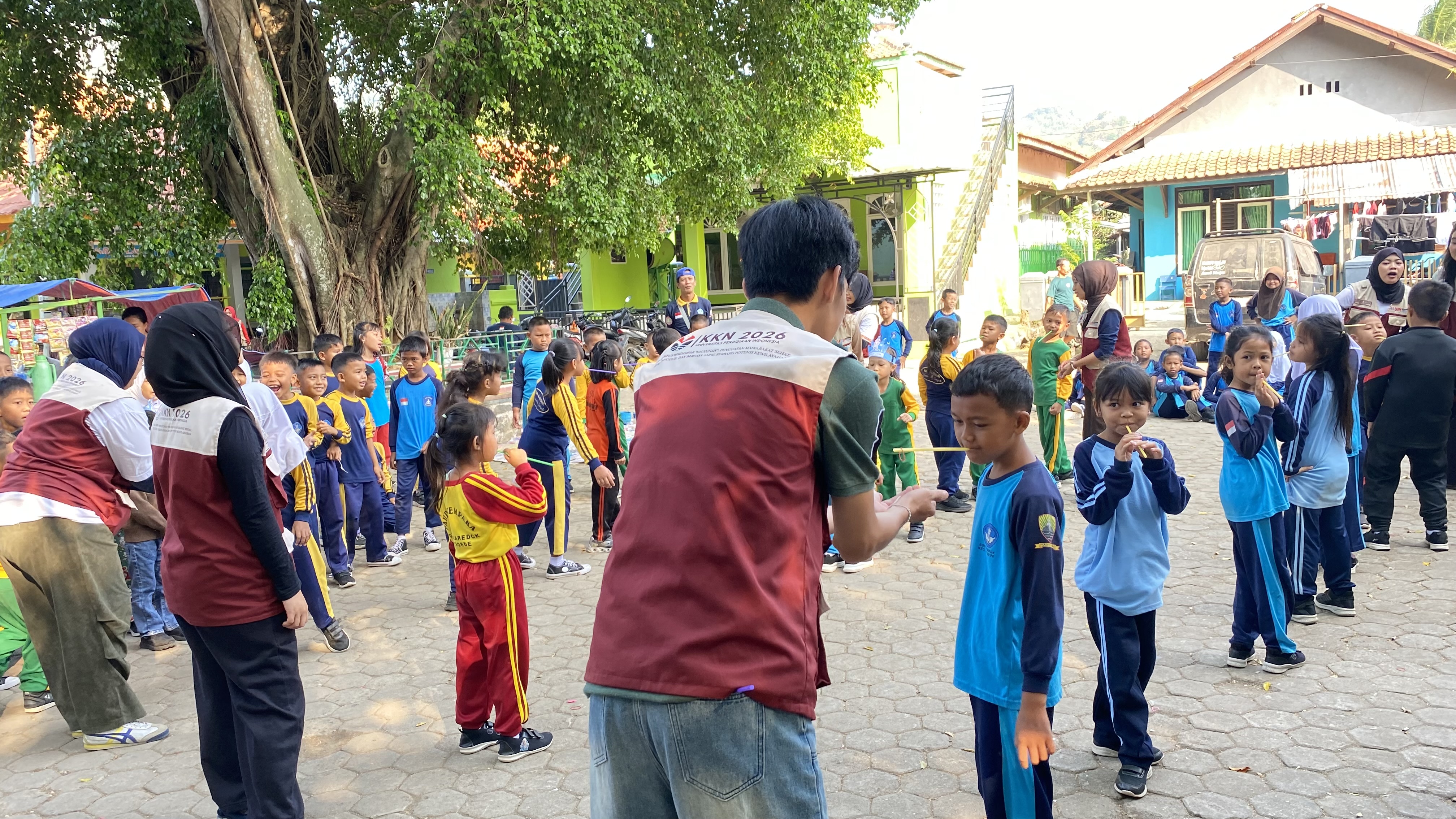 Fun kids competition: Gerak aktif, semangat, produktif bersama KKN 16 di desa SDN karedok