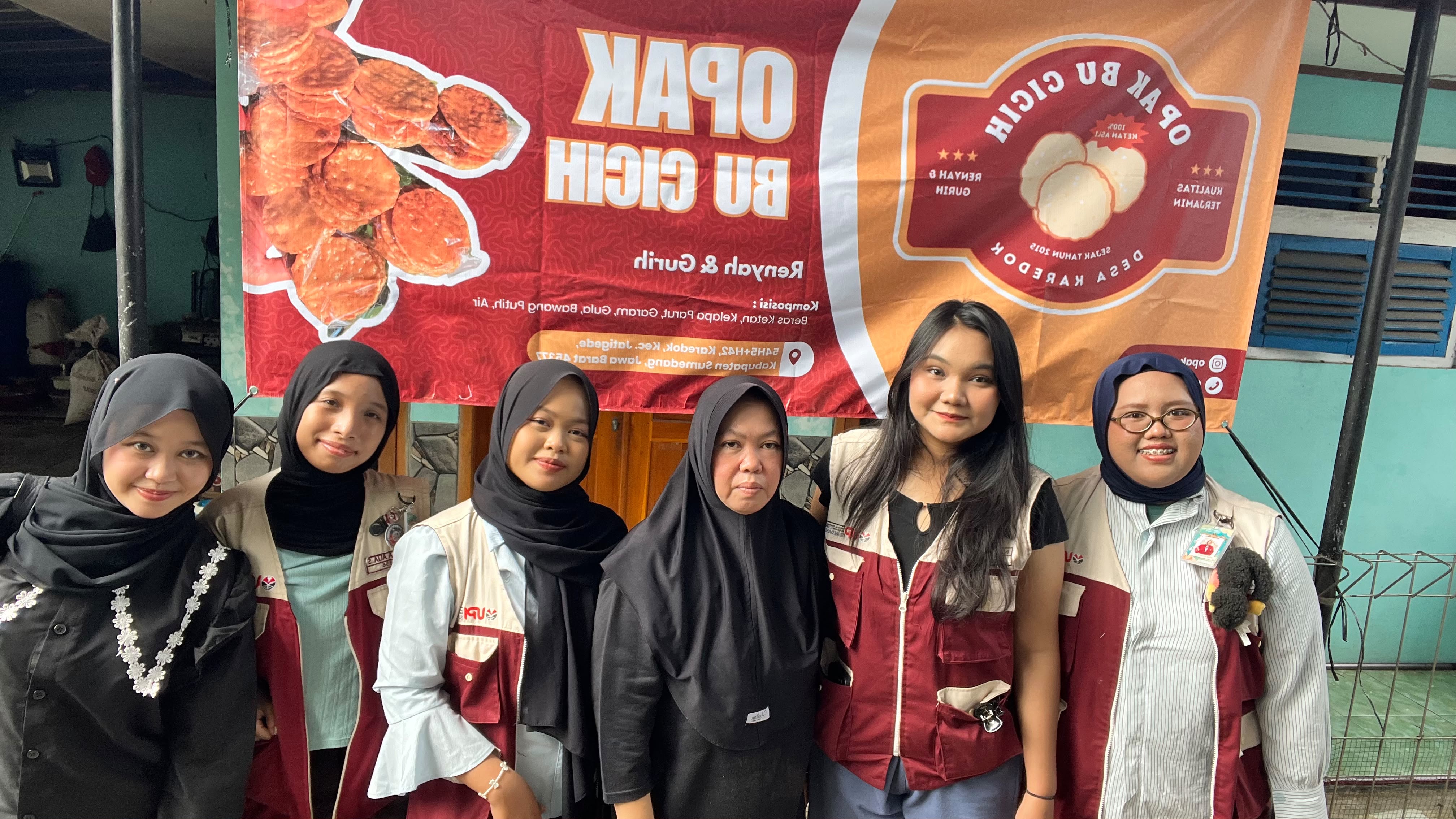 ETALASE  (Edukasi Teknologi, Aktivasi Label, dan Akses Sosial Ekonomi ) — Edukasi Pembuatan Instagram, Pembuatan banner dan label prokduk serta pembuatan konten promosi Opak ibu cicih bersama KKN 16.