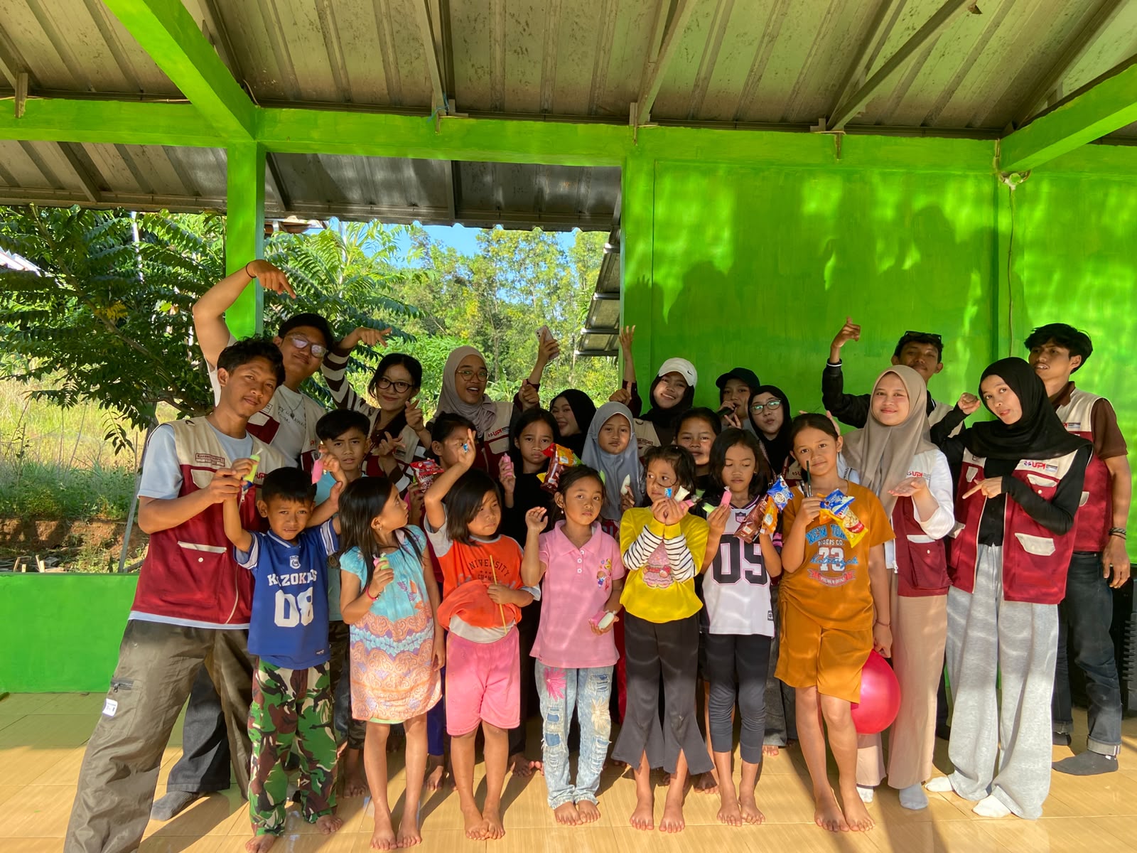 Kegiatan perlombaan anak-anak dilaksanakan sebagai bagian dari rangkaian kegiatan Hajat Lembur atau syukuran masyarakat atas hasil panen yang merupakan tradisi yang telah dilaksanakan secara turun-temurun. Kegiatan ini bertujuan untuk meningkatkan kebersamaan, partisipasi, dan keceriaan anak-anak serta masyarakat. Pelaksanaan kegiatan mendapat respons positif dan antusiasme yang baik dari warga, sekaligus menjadi sarana untuk mempererat hubungan sosial serta mendukung pelestarian tradisi dan budaya lokal di Desa Mekarasih.