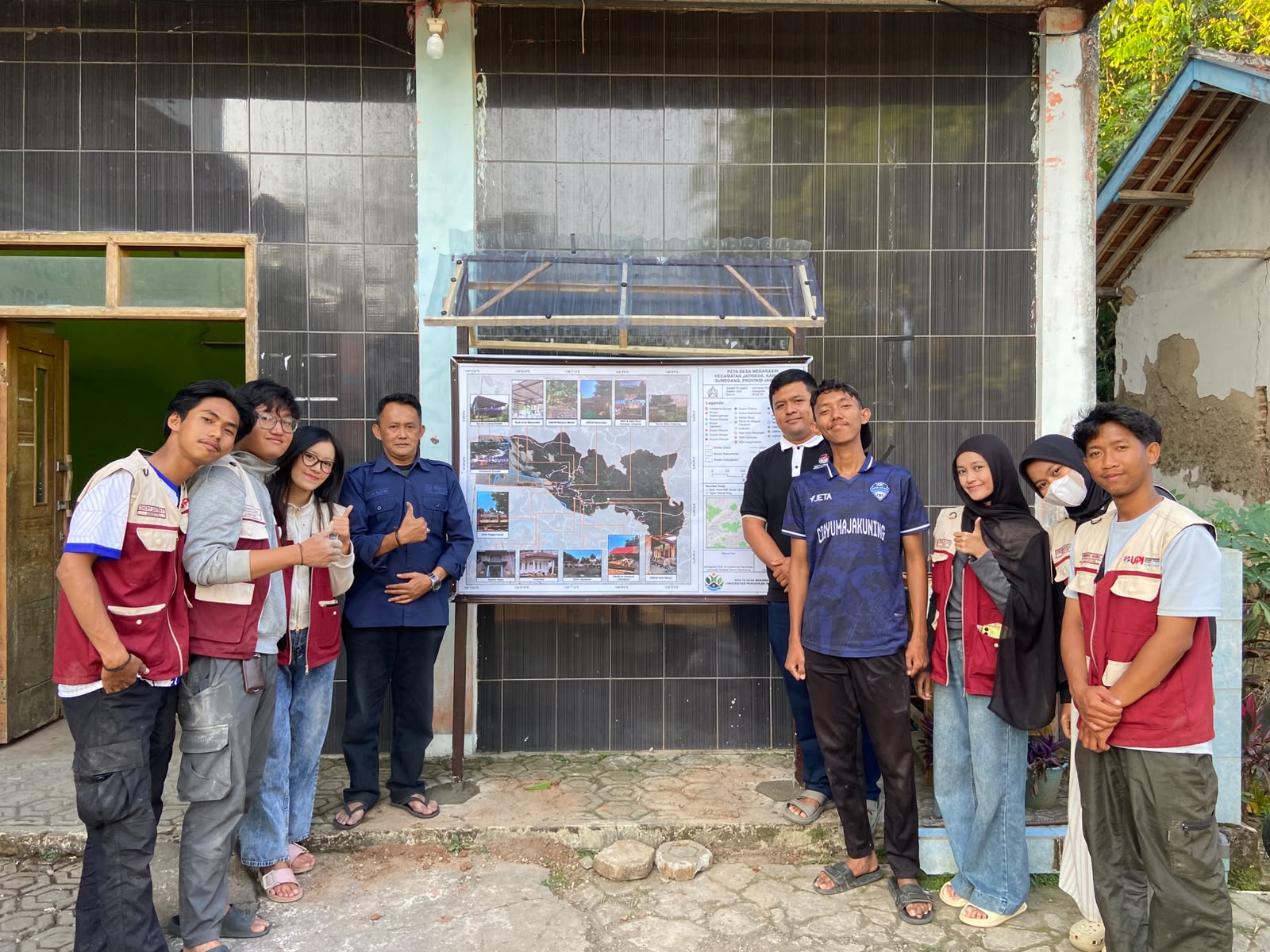 Pembuatan peta Desa Mekarasih dilaksanakan sebagai upaya menyediakan media informasi yang dapat membantu masyarakat dan pendatang dalam mengenali wilayah desa. Peta memuat informasi mengenai batas wilayah, fasilitas umum, lokasi UMKM, serta potensi yang terdapat di Desa Mekarasih. Pembuatan peta dilakukan berdasarkan hasil observasi dan pengumpulan data di lapangan. Dengan adanya peta desa, diharapkan akses masyarakat terhadap informasi kewilayahan menjadi lebih mudah serta dapat mendukung penyebaran informasi mengenai potensi dan fasilitas yang tersedia di Desa Mekarasih.