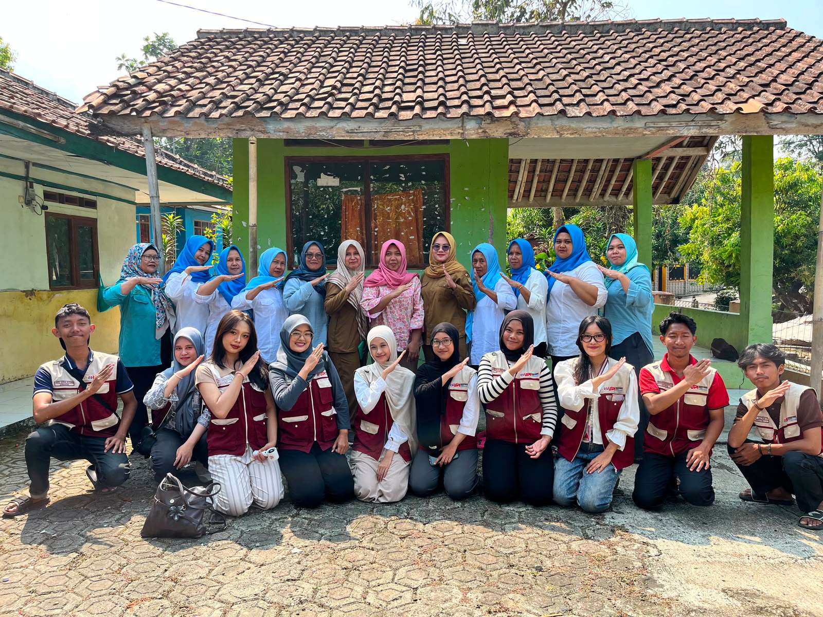 Kegiatan penyuluhan stunting dilaksanakan di Posyandu pada setiap dusun di Desa Mekarasih sebagai upaya meningkatkan pengetahuan dan kesadaran masyarakat mengenai pencegahan stunting. Materi yang disampaikan mencakup pentingnya pemenuhan gizi, pemantauan pertumbuhan dan perkembangan anak, serta penerapan pola hidup sehat. Kegiatan mendapat respons positif dari masyarakat dan kader Posyandu. Melalui kegiatan ini, diharapkan masyarakat memiliki pemahaman yang lebih baik mengenai faktor penyebab dan upaya pencegahan stunting serta dapat menerapkan pengetahuan tersebut dalam kehidupan sehari-hari untuk mendukung tumbuh kembang anak secara optimal.
