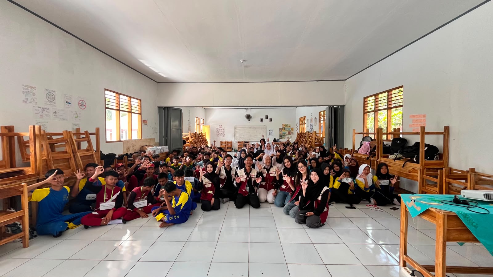 Kegiatan penyuluhan NAPZA dilaksanakan di SMP dan SMA Bina Harapan Jatigede sebagai upaya memberikan edukasi kepada peserta didik mengenai pengertian, jenis, dampak, serta bahaya penyalahgunaan NAPZA. Kegiatan berlangsung dengan baik dan mendapat respons positif dari peserta didik. Melalui penyuluhan ini, peserta didik diharapkan memiliki pengetahuan dan kesadaran yang lebih baik mengenai risiko penyalahgunaan NAPZA serta mampu membentengi diri dari pengaruh negatif lingkungan. Kegiatan ini juga menjadi salah satu bentuk upaya preventif dalam menciptakan lingkungan sekolah yang sehat, aman, dan bebas dari penyalahgunaan NAPZA.