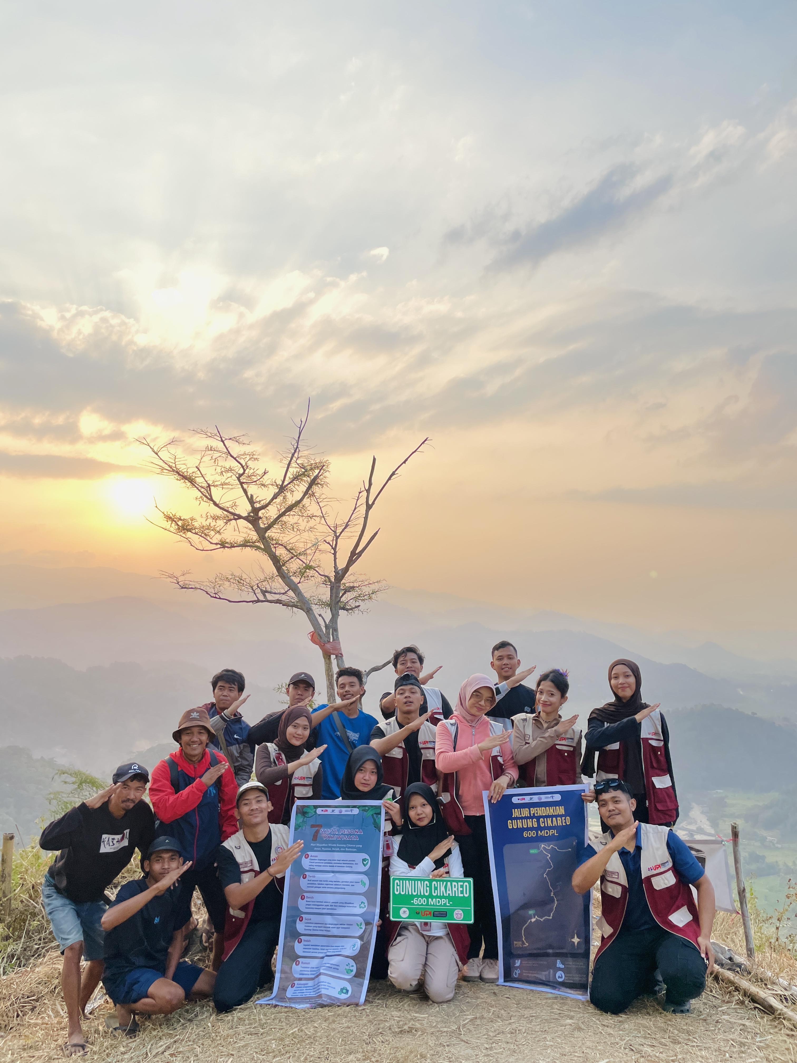 Melakukan pengembangan sarana pendukung wisata Gunung Cikareo melalui pemasangan plakat identitas, papan penunjuk arah, peta rute pendakian, banner Sapta Pesona, serta penyusunan rekomendasi pengembangan wisata jangka pendek dan jangka panjang untuk mendukung promosi dan pengelolaan destinasi.