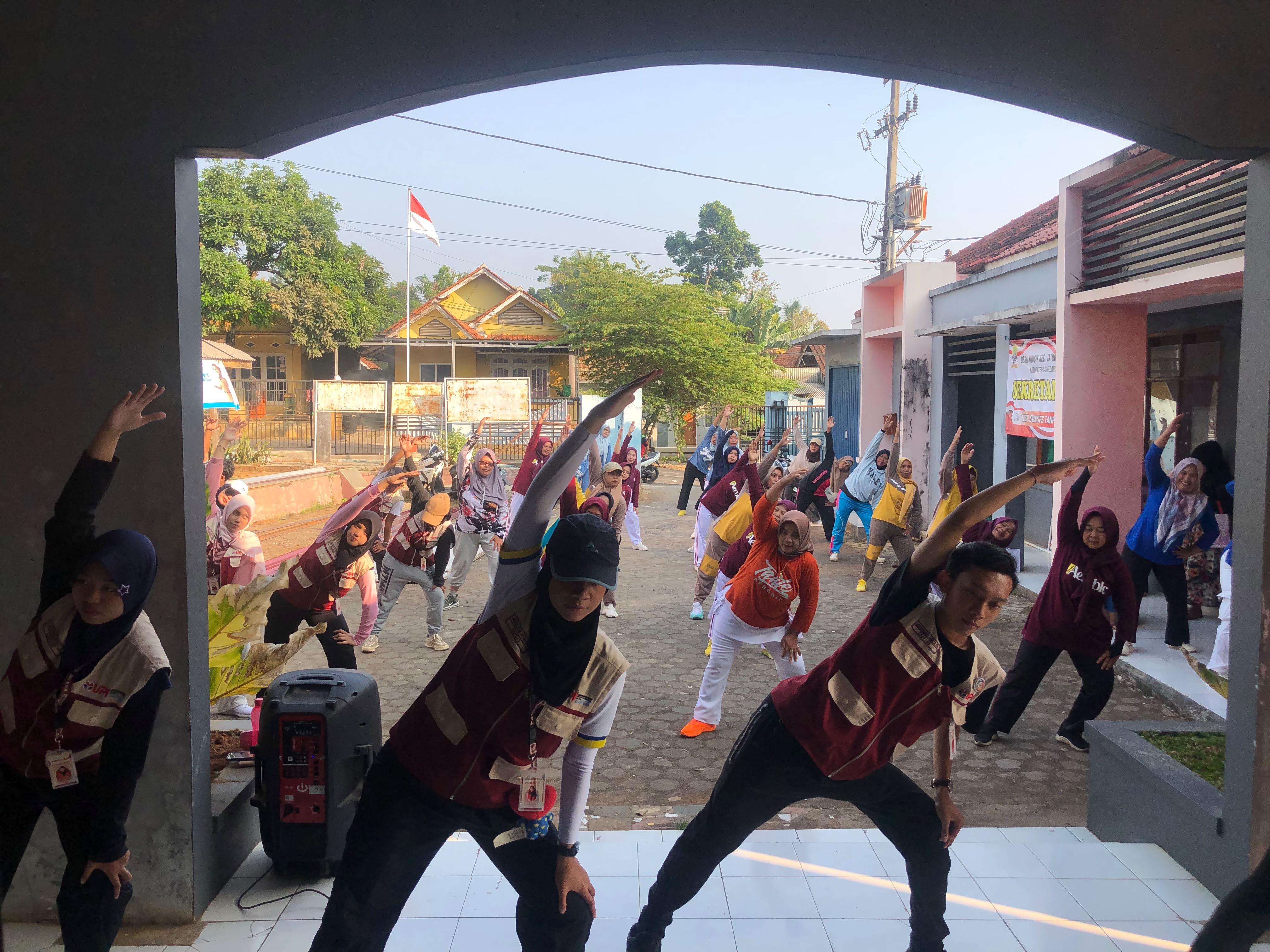 Gambar tersebut merupakan program kegiatan pertama yang dilakukan oleh kelompok 26 Desa Kirisik Senam Sehat bersama warga yang dilaksanakan tiap akhir pekan di 4 dusun yang ada di Desa Kirisik