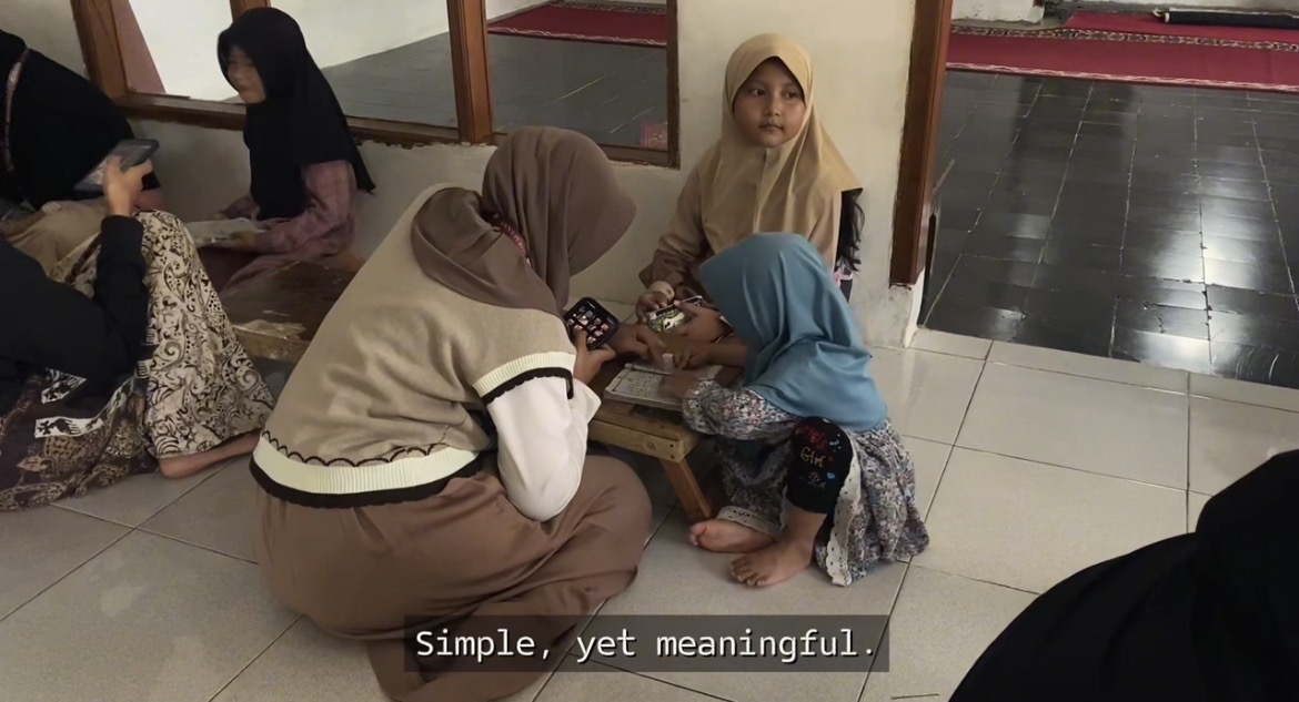 video tersebut merupakan kegiatan mengajar ngaji anak madrasah pada sore hari yang dilakukan kelompok 26 Desa Kirisik