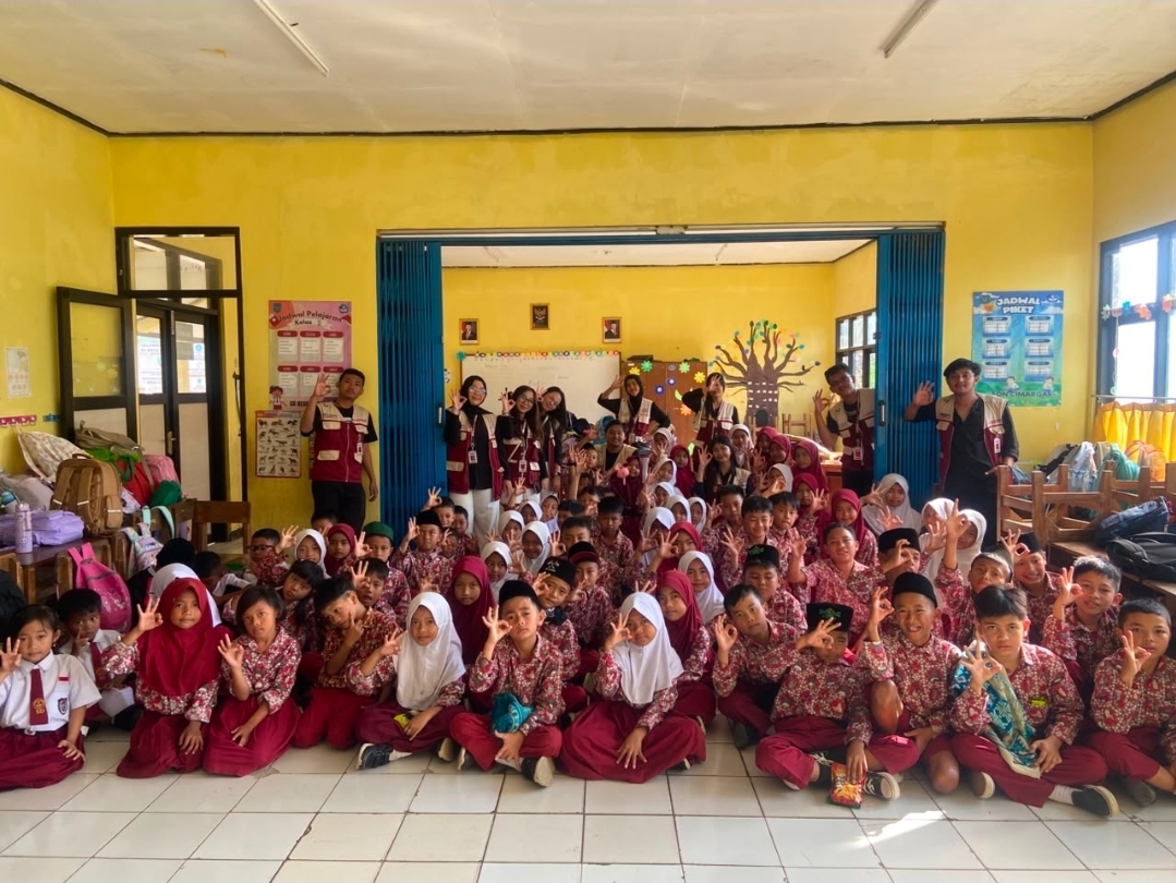 Praktik interaktif 6 langkah cuci tangan pakai sabun bersama siswa-siswi SD di Desa Cimarga, sebagai bagian dari edukasi Perilaku Hidup Bersih dan Sehat (PHBS).