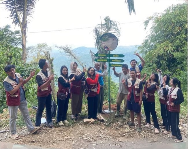 Proses pemasangan papan penanda arah antar dusun di Desa Cimarga oleh Tim KKN Kelompok 36 UPI bersama warga sekitar, guna memudahkan masyarakat dan pengunjung dalam menemukan lokasi antar wilayah desa