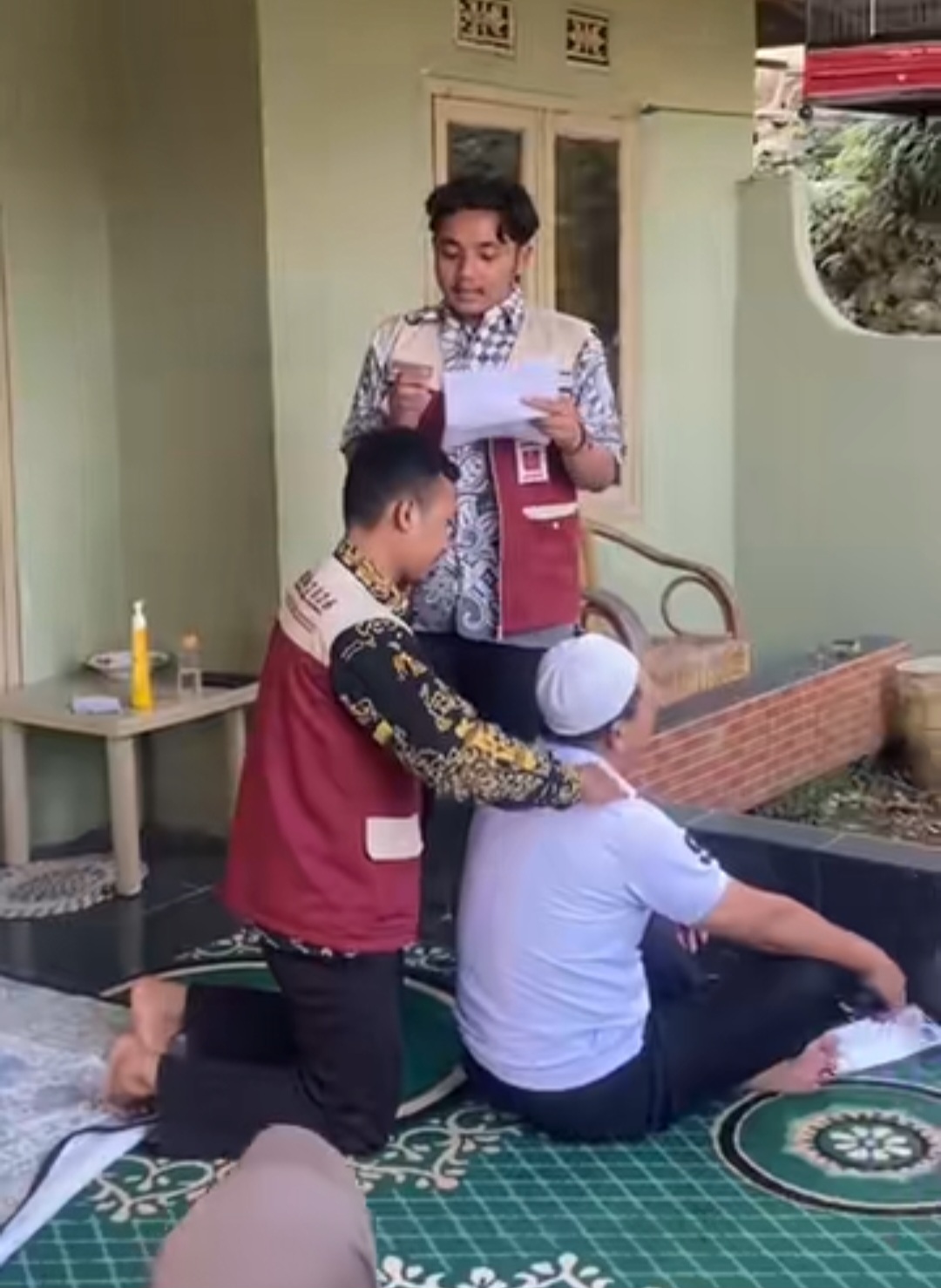 Pelatihan dan praktik pijat refleksi mandiri sebagai metode relaksasi pendamping dalam pencegahan hipertensi, dilengkapi dengan pengenalan inovasi tanaman herbal SAKACE (Daun Salam, Kayu Manis, dan Cengkeh) sebagai terapi komplementer alami.