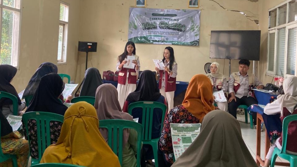 Pelaksanaan penyuluhan pencegahan hipertensi dan sosialisasi PHBS kepada warga Desa Cimarga, dilengkapi dengan pengenalan inovasi tanaman herbal SAKACE (Daun Salam, Kayu Manis, dan Cengkeh) sebagai alternatif alami dalam membantu menurunkan tekanan darah.