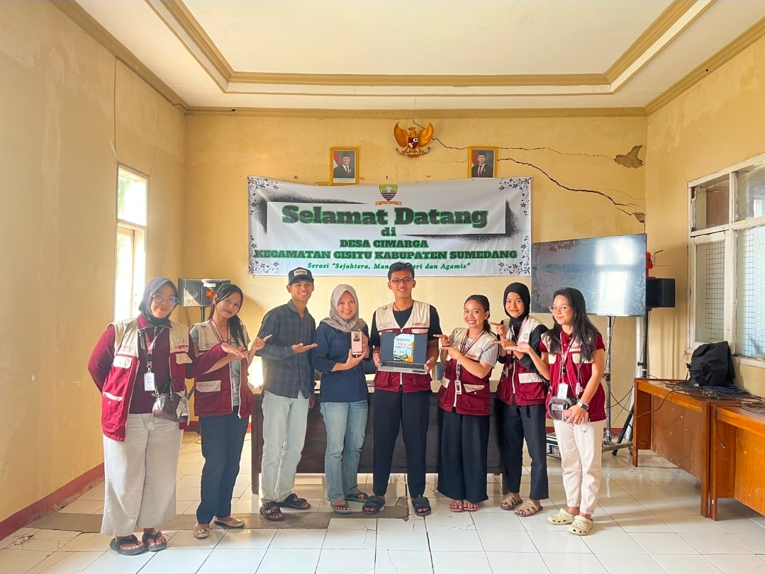 Dokumen Guidebook panduan penggunaan marketplace untuk UMKM, berisi langkah-langkah praktis mulai dari pembukaan toko hingga strategi pemasaran digital, sebagai hasil pengabdian masyarakat KKN UPI Kelompok 36 di Desa Cimarga untuk mendukung pengembangan ekonomi kreatif masyarakat.
