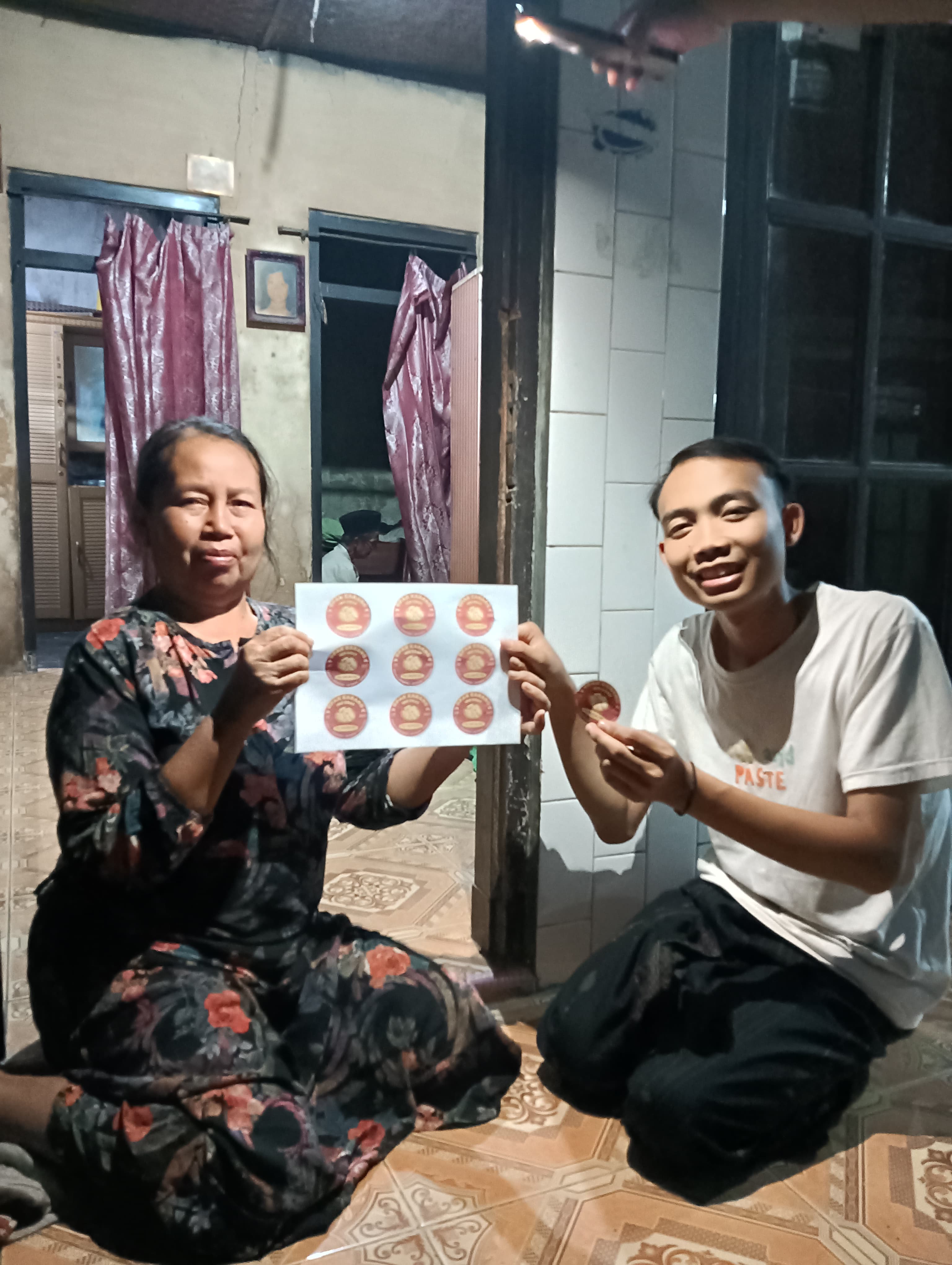 Kami melakukan pendampingan UMKM dengan memberikan label produk